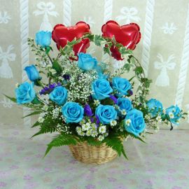 18 Blue Roses Table Arrangement with 2 Heart-Shape Balloons