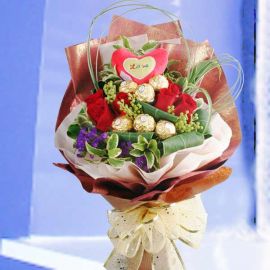 6 Red Roses & Rocher with Heart-Shape Tag Handbouquet.